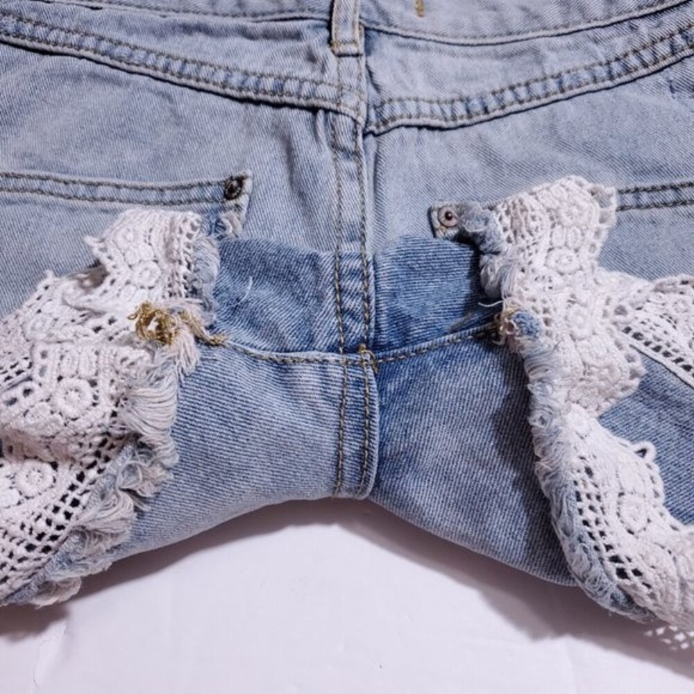 Free People Distressed Lace Hem Mini Denim Shorts Light Wash Size 26 Boho Summer - Picture 3 of 12